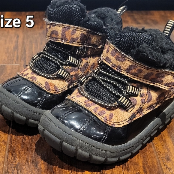 2/$20 🏷 Carters Leopard Print Boots Size 5 - Picture 2 of 3